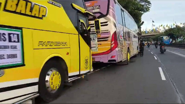 Puluhan bis jemaah Harlah ke-78 NU diparkir di Jalan Gatot Subroto arah Cawang ke Senayan sekitar area JCC, Sabtu (20/1). Foto: Thomas Bosco/kumparan