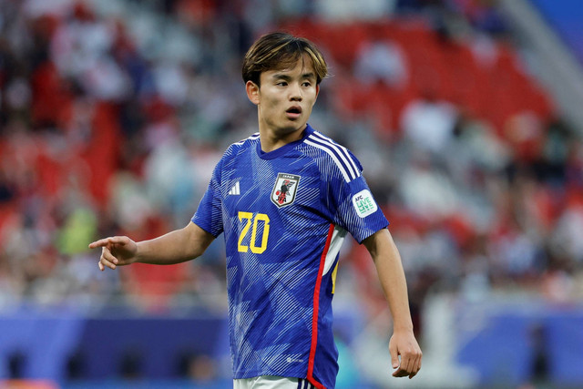 Pemain Jepang Takefusa Kubo bereaksi selama pertandingan sepak bola Grup D Piala Asia AFC Qatar 2023 antara Jepang dan Vietnam di Stadion Al-Thumama di Doha, Qatar, pada Minggu (14/1/2024). Foto: Karim Jaafar/AFP