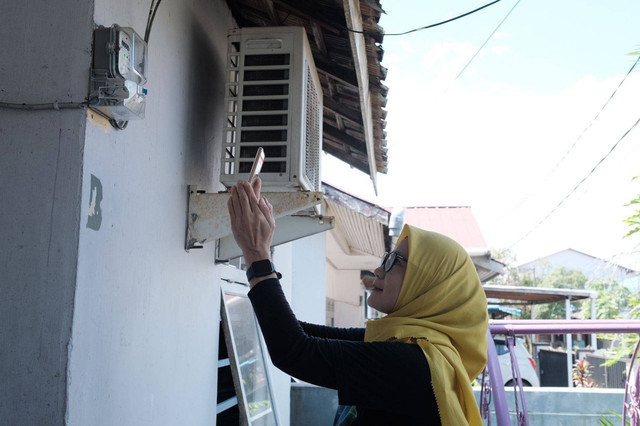Seorang warga sedang melakukan pencatatan meter listrik secara mandiri. Foto: istimewa
