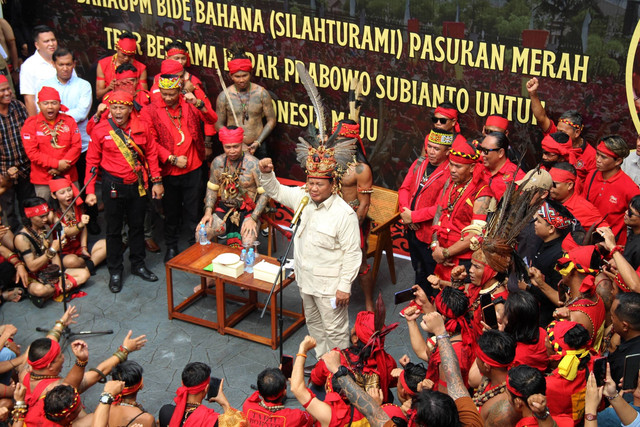 Calon Presiden nomor urut 2 Prabowo Subianto (kanan) berorasi saat menghadiri Bahaupm Bide Bahana (Silaturahim) Pasukan Merah TBBR di Pontianak, Sabtu (20/1/2024). Foto: Jessica Wuysang/ANTARA FOTO 