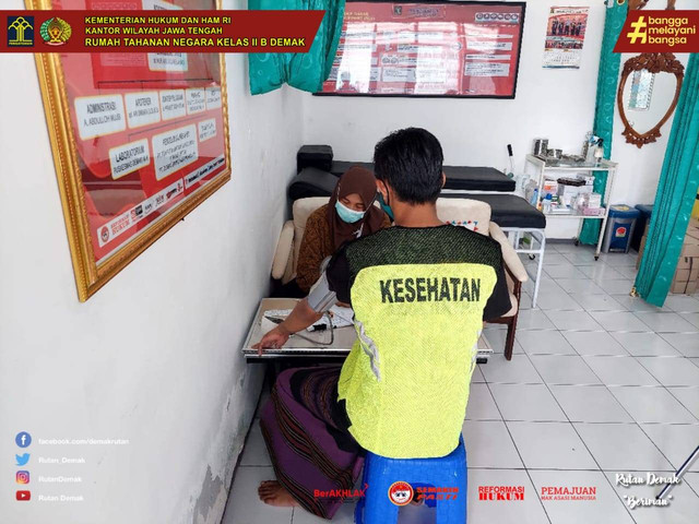 Ibu Sri Setyo,Pilar Kesehatan di Rutan Demak Membantu dr. Aini dalam Pemeriksaan