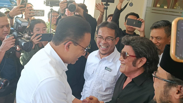 Anies Baswedan berkunjung ke kediaman Rhoma Irama di Depok, Jawa Barat, Sabtu (20/1). Foto: Hedi/kumparan
