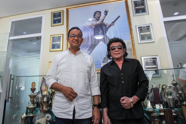 Capres nomor urut 1 Anies Baswedan (kiri) berjalan bersama Rhoma Irama (kanan) saat berkunjung ke markas Soneta Record, Kota Depok, Jawa Barat, Sabtu (20/1/2024). Foto: ANTARA FOTO/Yulius Satria Wijaya