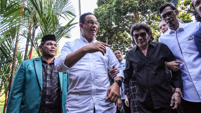Capres nomor urut 1 Anies Baswedan (kiri) berjalan bersama Rhoma Irama (kanan) saat berkunjung ke markas Soneta Record, Kota Depok, Jawa Barat, Sabtu (20/1/2024). Foto: ANTARA FOTO/Yulius Satria Wijaya