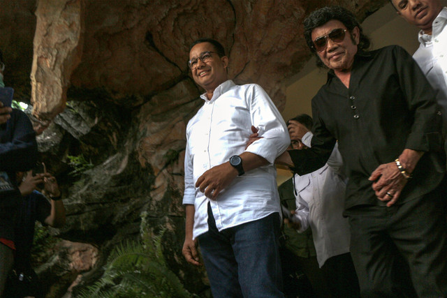 Capres nomor urut 1 Anies Baswedan (kiri) berjalan bersama Rhoma Irama (kanan) saat berkunjung ke markas Soneta Record, Kota Depok, Jawa Barat, Sabtu (20/1/2024). Foto: ANTARA FOTO/Yulius Satria Wijaya