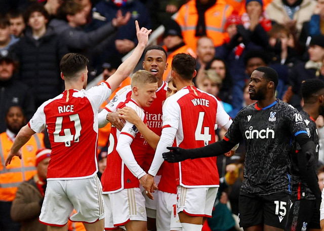 Gabriel dari Arsenal merayakan gol kedua mereka bersama rekan satu tim. Foto: REUTERS/Hannah Mckay