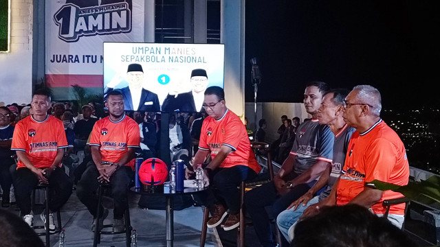 Anies Baswedan berdialog dengan legenda sepak bola di Springhill, Sabtu (20/1). Foto: Hedi/kumparan