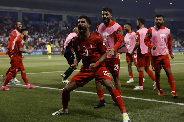 Bek Bahrain Abdullah al-Khalasi merayakan kemenangan pada pertandingan sepak bola Grup E Piala Asia AFC Qatar 2023 antara Bahrain dan Malaysia di Stadion Jassim bin Hamad di Doha pada 20 Januari 2024. Foto: KARIM JAAFAR / AFP
