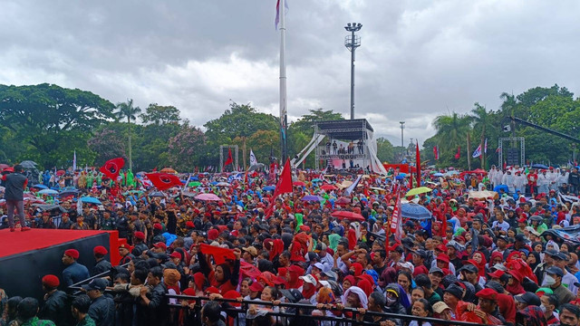 Hujan deras di kampanye akbar paslon 03 di Lapangan Tegalega Bandung, Minggu (21/1/2024). Foto: Thomas Bosco/kumparan