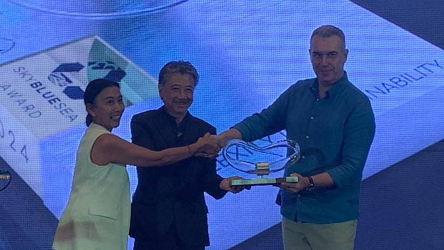 Penyerahan award kepada GM Bali Intercontinental Jimbaran Bali oleh Ketua Panitia Yoke Darmawan dan Ketua Yayasan Sky Blue Sea Pauilne Tandjung - IST