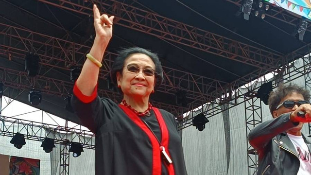 Megawati joget bareng Slank di acara kampanye akbar. Foto: Thomas Bosco/kumparan