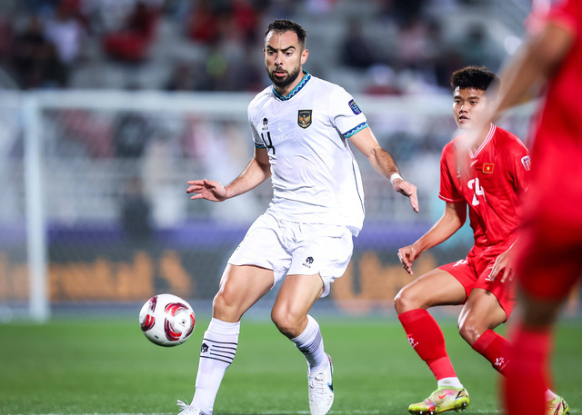 Jordi Amat duel dengan Nguyen Van Tung saat laga Timnas Indonesia vs Vietnam dalam matchday kedua Grup D Piala Asia di Abdullah Bin Khalifa Stadium, Qatar, pada Jumat (19/1/2024). Foto: PSSI