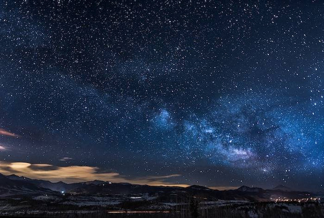 Ilustrasi Contoh Kalimat Nokturnal. Sumber: unsplash.com/ Nathan Anderson