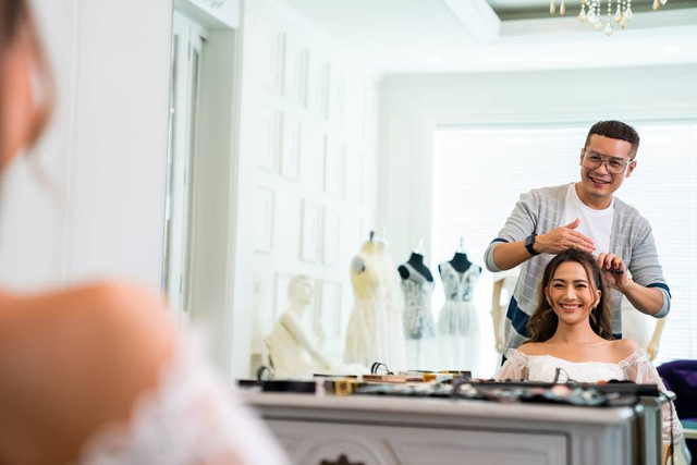 Ilustrasi pria menyisir rambut perempuan. Foto: CandyRetriever/Shutterstock