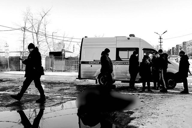 Serangan militer Ukraina di pasar makanan di Donetsk, Ukraina, Minggu (21/1/2024). Foto: Alexander Ermochenko/REUTERS