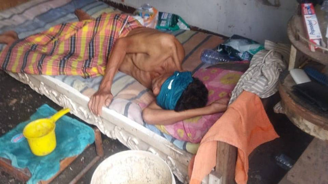 Sodikin, lansia 68 tahun di Surabaya tidur di kandang ayam usai diusir anaknya. Foto: Mili.id