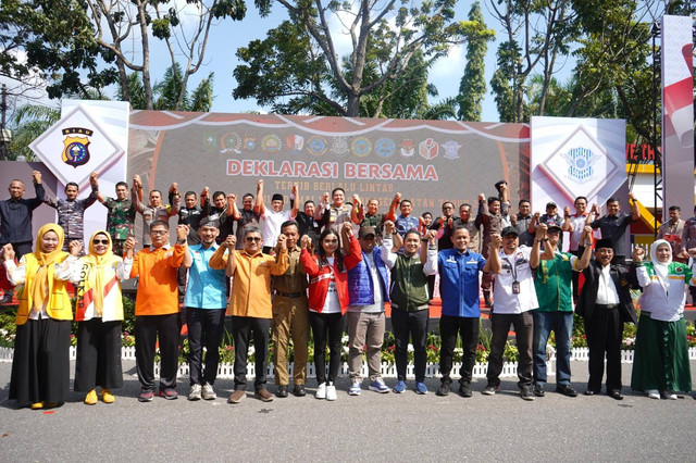 Kapolda Riau Irjen Pol Mohammad Iqbal pimpin Deklarasi Bersama Tertib Berlalu lintas Dalam Mewujudkan Pemilu Damai yang berkeselamatan Tahun 2024 di Jalan Gajah Mada Pekanbaru, Riau, Minggu pagi tadi (21/1/2024). Foto: Dok. Istimewa