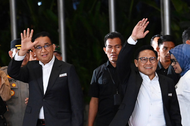Pasangan calon presiden dan calon wakil presiden nomor urut 1 Anies Baswedan (kiri) dan Muhaimin Iskandar (kanan) melambaikan tangan saat tiba dilokasi Debat Keempat Pilpres 2024 di Jakarta Convention Center (JCC), Jakarta, Minggu (21/1/2024). Foto: Indrianto Eko Suwarso/Antara Foto