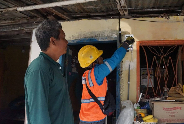 Petugas PLN sedang melakukan pemeliharaan meteran listrik warga. Foto: istimewa