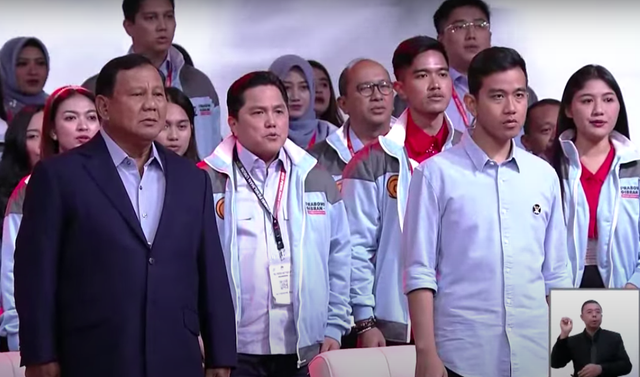 Menteri BUMN Erick Thohir ada di barisan pendukung Prabowo-Gibran dalam debat cawapres yang digelar KPU Minggu (21/1). Foto: Tangkapan Layar Live Debat Cawapres