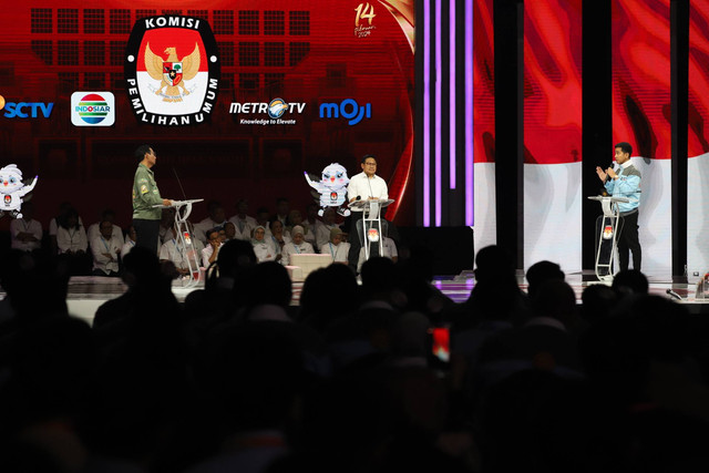 Cawapres nomor urut 2 Gibran Rakabuming Raka memakai jaket berlogo Naruto saat Debat Keempat Pilpres 2024 di Jakarta Convention Center (JCC), Jakarta, Minggu (21/1/2024). Foto: Iqbal Firdaus/kumparan