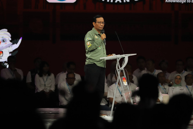 Cawapres nomor urut 3 Mahfud MD memaparkan visi dan misi saat Debat Keempat Pilpres 2024 di Jakarta Convention Center (JCC), Jakarta, Minggu (21/1/2024). Foto: Iqbal Firdaus/kumparan