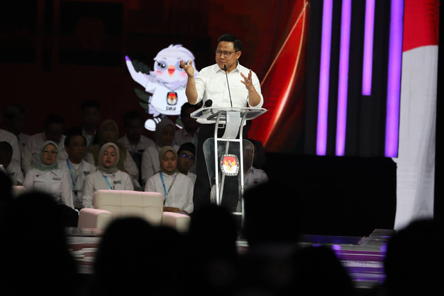 Cawapres nomor urut 1 Muhaimin Iskandar memaparkan visi dan misi saat Debat Keempat Pilpres 2024 di Jakarta Convention Center (JCC), Jakarta, Minggu (21/1/2024). Foto: Iqbal Firdaus/kumparan