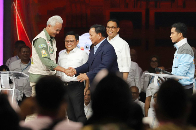 Capres nomor urut 02 Prabowo Subianto berjabat tangan dengan Capres nomor urut 03 Ganjar Pranowo usai Debat Keempat Pilpres 2024 di Jakarta Convention Center (JCC), Jakarta, Minggu (21/1/2024) Foto: Iqbal Firdaus/kumparan