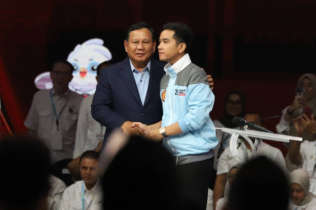 Paslon nomor urut 02 Prabowo Subianto dan Gibran Rakabuming Raka usai Debat Keempat Pilpres 2024 di Jakarta Convention Center (JCC), Jakarta, Minggu (21/1/2024) Foto: Iqbal Firdaus/kumparan