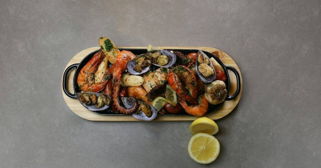 Ilustrasi Seafood 68 Santa, Bukan Tempat Sebenarnya  Sumber Unsplash/Douglas Lopez