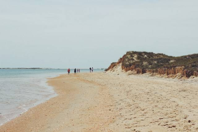 Pantai Abian Kapas. Foto hanya ilustrasi bukan tempat sebenarnya. Sumber foto: Unsplash.com/Anna Sullivan