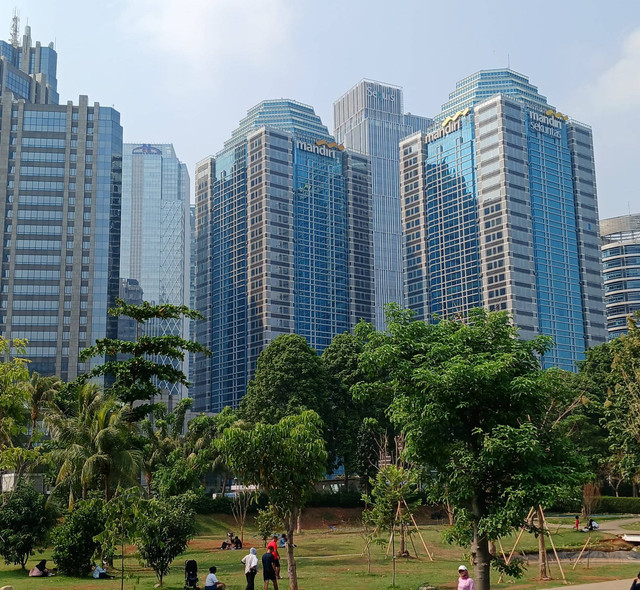 penanaman tanaman di pusat bisnis guna menciptakan keseimbangan lingkungan. Foto: Muhammad Rafli (pribadi).