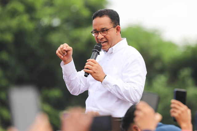 Calon presiden nomor urut 01 Anies Baswedan menyampaikan orasi kampanye di kawasan Cikarang Utara, Kabupaten Bekasi, Senin (22/1/2024). Foto: Iqbal Firdaus/kumparan