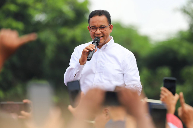 Calon presiden nomor urut 01 Anies Baswedan menyampaikan orasi kampanye di kawasan Cikarang Utara, Kabupaten Bekasi, Senin (22/1/2024). Foto: Iqbal Firdaus/kumparan