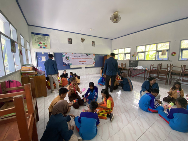 Siswa Kelas 4-6 SDN Penataban Membuat Kreasi Celengan dari Botol Bekas