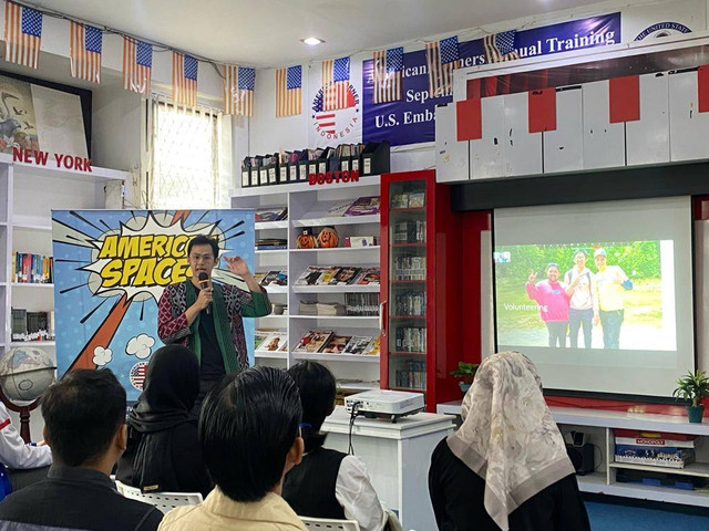 Kenny Cetera memberikan tips dan cara apply program YSEALI dari Pemerintah Amerika. Foto: Yulia Ramadhiyanti