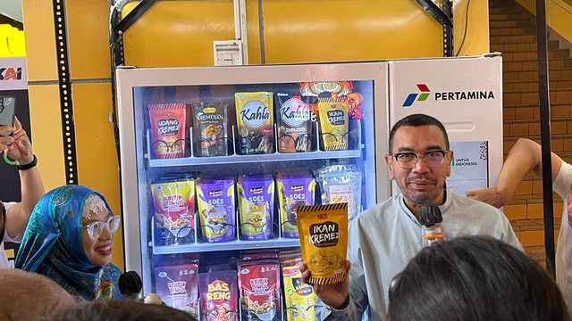 Staf Khusus Menteri BUMN Arya Sinulingga meresmikan vending machine produk UMKM di Stasiun Gondangdia dan Stasiun Gambir, Senin (22/1/2024). Foto: Fariza Rizky Ananda/kumparan