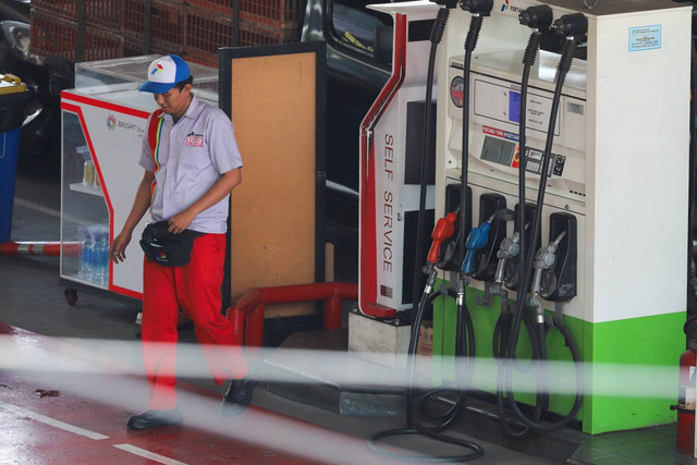 Petugas SPBU Pertamina di kawasan Bekasi, Jawa Barat, Senin (23/1/2024). Foto: Iqbal Firdaus/kumparan