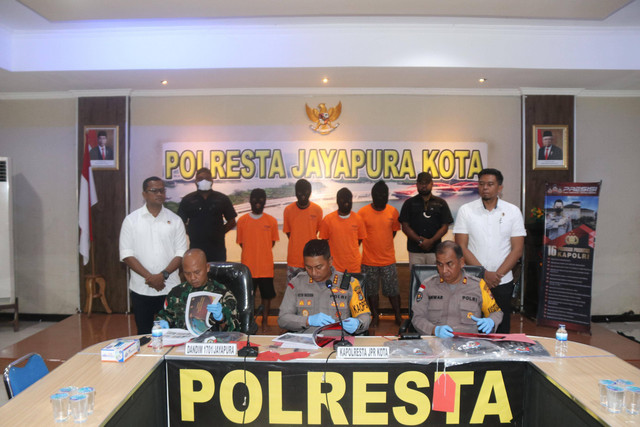 Kapolresta Jayapura Kota Kombes Victor D. Mackbon (tengah) saat konferensi pers kasus pembakaran ruko ketika iring-iringan jenazah Lukas Enembe, Senin (22/1/2024). Foto: Humas Polresta Jayapura Kota