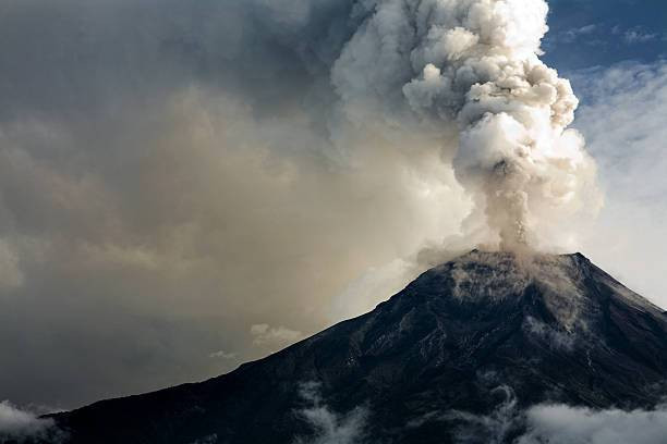 Ilustrasi Proses Terjadinya Gunung Meletus dan Penyebabnya. Sumber: www.unsplash.com
