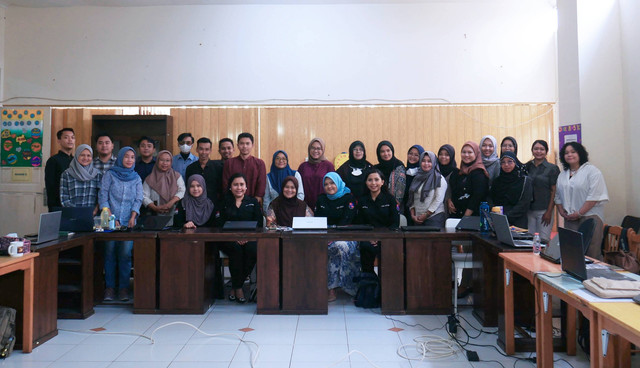 Foto bersama dengan seluruh peserta dan pemateri