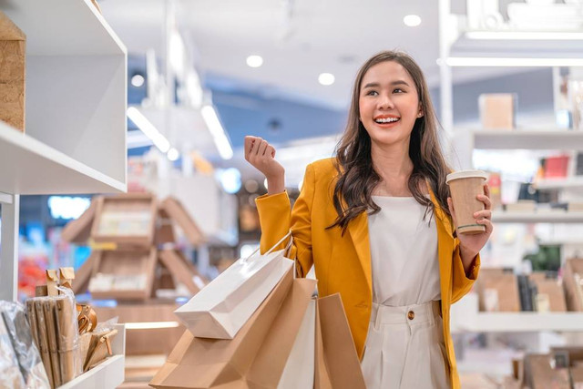 Ilustrasi belanja menggunakan kartu kredit. Foto: Shutterstock