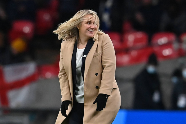 Manajer Chelsea asal Inggris Emma Hayes tersenyum di pinggir lapangan saat pertandingan sepak bola final Piala FA Wanita Inggris antara Arsenal dan Chelsea di Stadion Wembley di London pada 5 Desember 2021. Foto: Ben Stansall/AFP