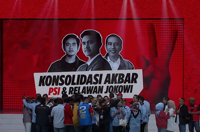 Foto Presiden Jokowi dengan dua putranya, Wali Kota Solo Gibran Rakabuming Raka dan Ketum PSI Kaesang Pangarep di acara konsolidasi akbar PSI, 21 Januari 2024 Foto: YouTube/@SolidaritasID