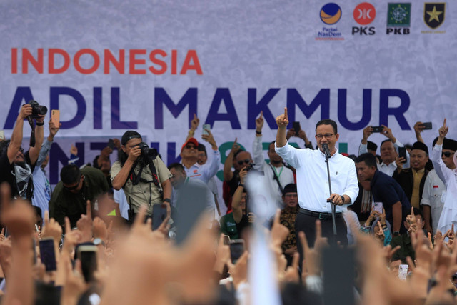 Calon presiden nomer urut 1 Anies Baswedan menyampaikan orasi saat kampanye terbuka di Lapangan Jambidan, Bantul, DI Yogyakarta, Selasa (23/1/2024). Foto: Nyoman Hendra Wibowo/ANTARA FOTO