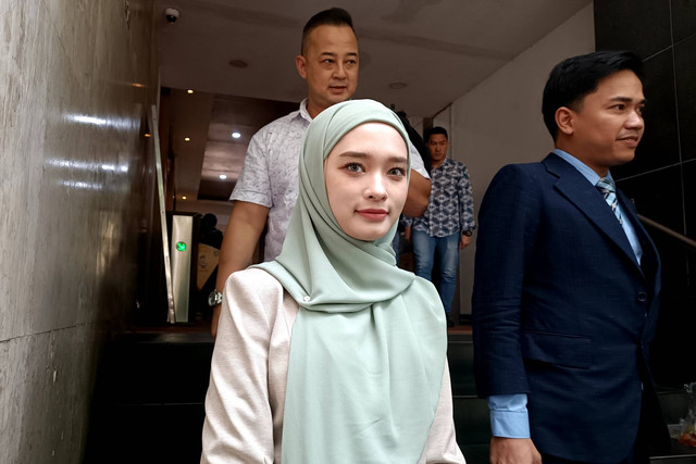 Inara Rusli usai jalani pemeriksaan soal Kasus Ilegal Akses, Polda Metro Jaya, Jakarta, Selasa (23/1/2024). Foto: Giovanni/kumparan