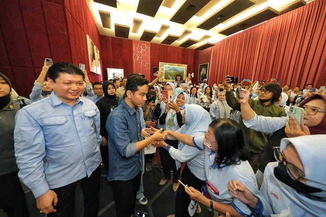 Cawapres 02, Gibran Rakabuming Raka berkunjung ke PT Sri Rejeki Isman, Tbk atau PT Sritex, di Desa Ngemplak Jetis, Kecamatan Sukoharjo, Kabupaten Sukoharjo, Jawa Tengah, Selasa (23/1/2024). Foto: Dok. Istimewa