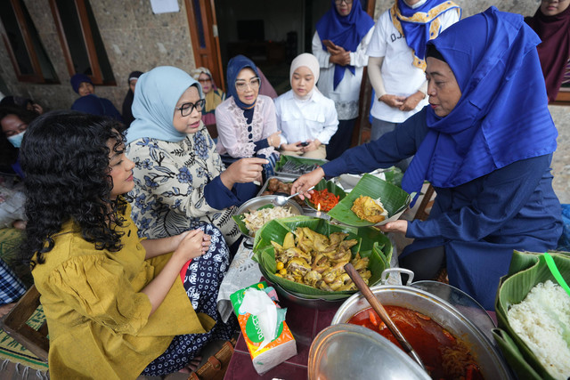 Istri capres nomor urut 1 Anies Baswedan, Fery Farhati dan putrinya Mutiara Annisa Baswedan menikmati nasi liwet Bu Sri Wahyuni di Desa Duwet Baki, Sukoharjo, Jawa Tengah, Selasa (23/1/2024). Foto: Dok. Istimewa