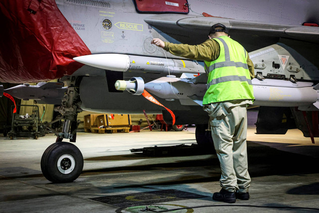 RAF Armourers (Teknisi Senjata) mempersiapkan Royal Air Force Typhoon FGR4. Foto: MOD/via REUTERS