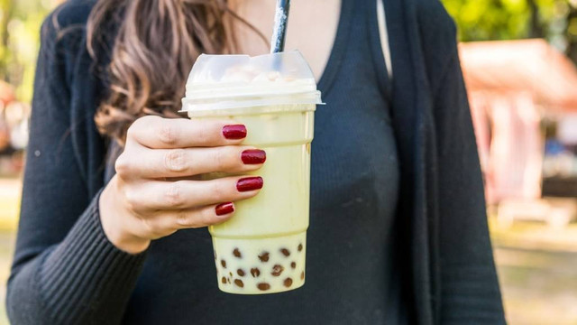 Ilustrasi perempuan minum bubble hingga kena batu ginjal. Foto: Shutterstock